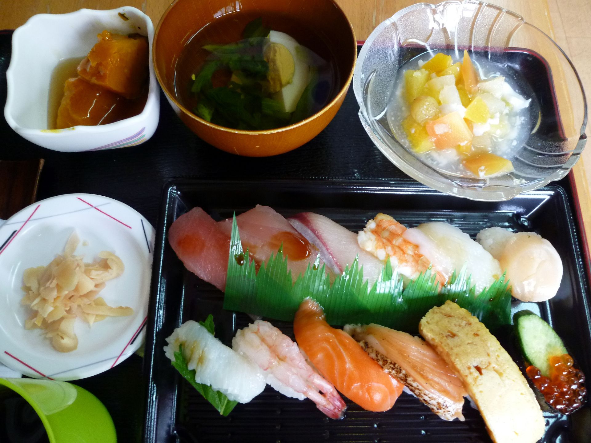 豪勢なお寿司の御膳。食事は、生活の中でも楽しみの一つである。味覚だけでなく、視覚でも食事を楽しみ、食事の増進につながる。