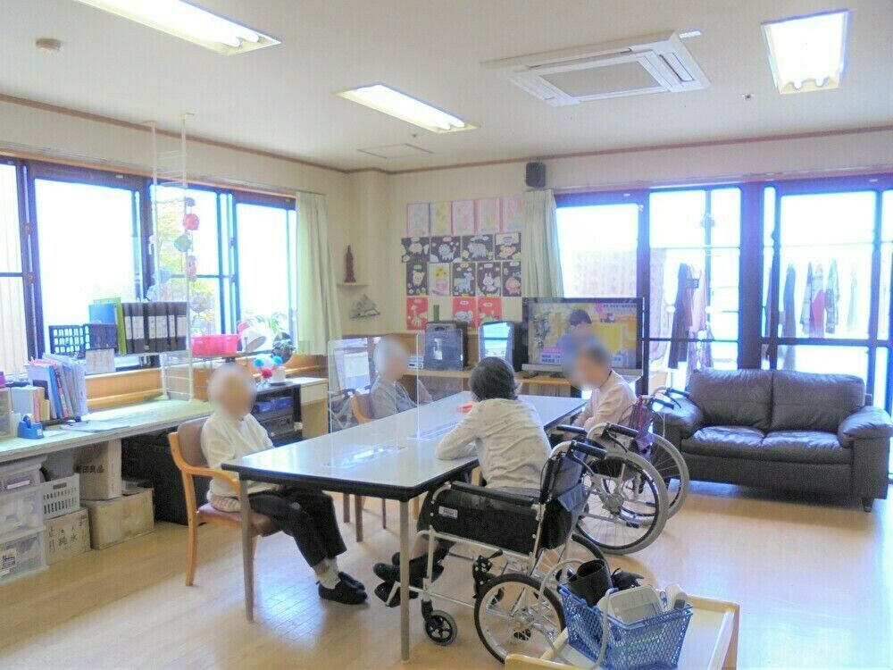 テレビを見ながら気の合う仲間と大切な時間を過ごせる休憩スペース