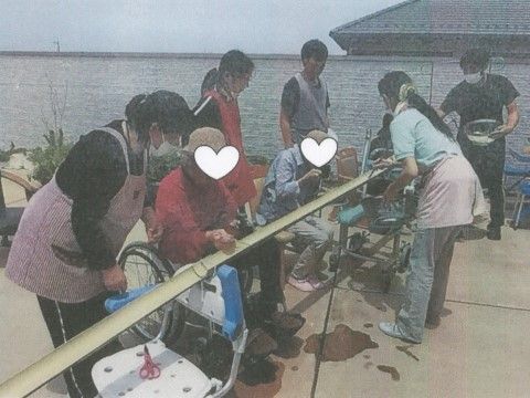 夏の風物詩である流しそうめんを入居者と職員全員で楽しむことが出来る介護施設