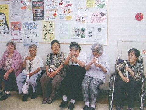 同じ介護施設の入居する気の合う仲間たちとの記念撮影