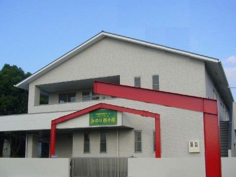 一軒屋のような見た目で２階にはベランダが付いている。玄関付近に施設名の書かれた看板が設置されている。