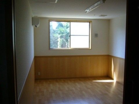 窓から日光が入り、部屋の中を照らしている。ベッドを置いても、他の家具や物を置くスペースが十分にある。