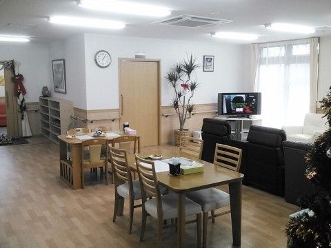 窓側はゆっくり過ごすためのスペースで、テレビやソファが用意されている。テレビのそばに観葉植物がある。