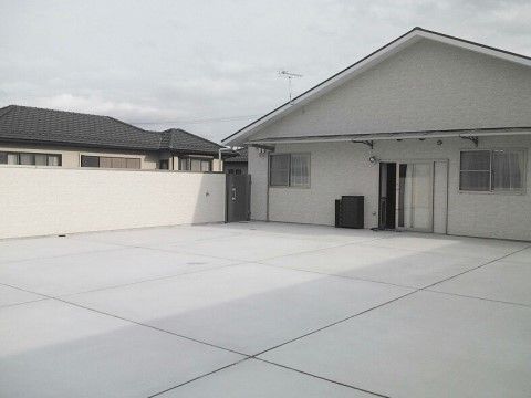 広いスペースが確保されており、入居者様全員で、外で過ごすことも可能である。ルーフバルコニーには引き戸で出入りできる。