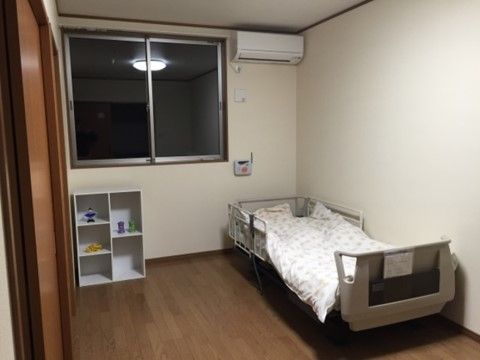 お部屋にスタッフをすぐに呼ぶことができる、ナースコールを設置している。枕元にあるので、就寝時も安心して過ごしていただける。