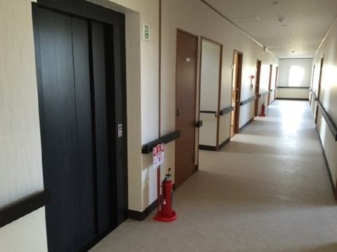 廊下は幅が広いので、ゆったりと通行できる。手すりはおしゃれなデザインで、シックな雰囲気にマッチしている。