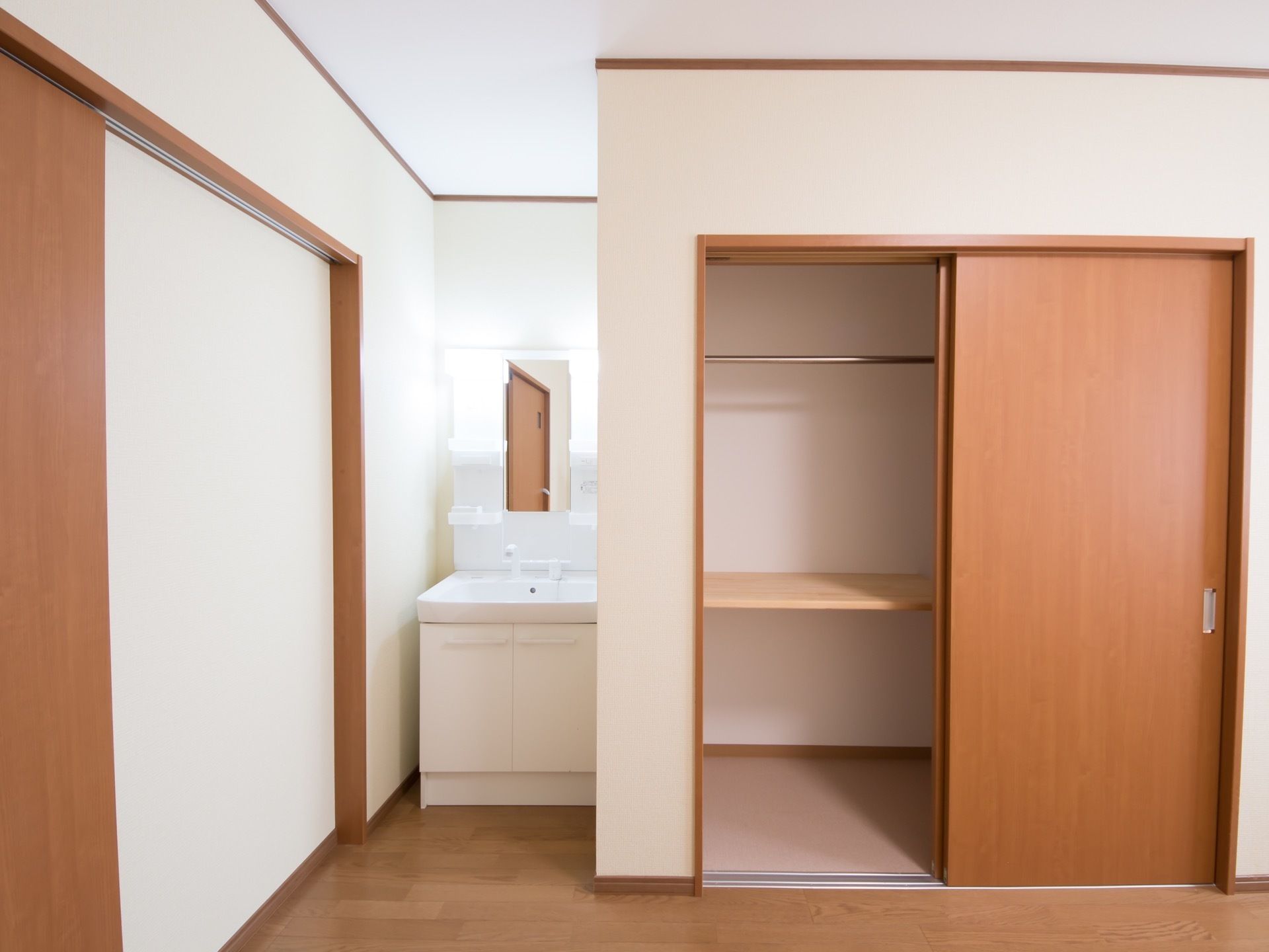 居室出入り口は引き戸である。そばに押し入れタイプの収納があり、出入り口と収納の間の凹んだスペースに洗面台がある。