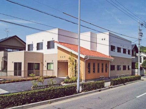 広い歩道に面しており、車椅子でも通いやすい介護施設