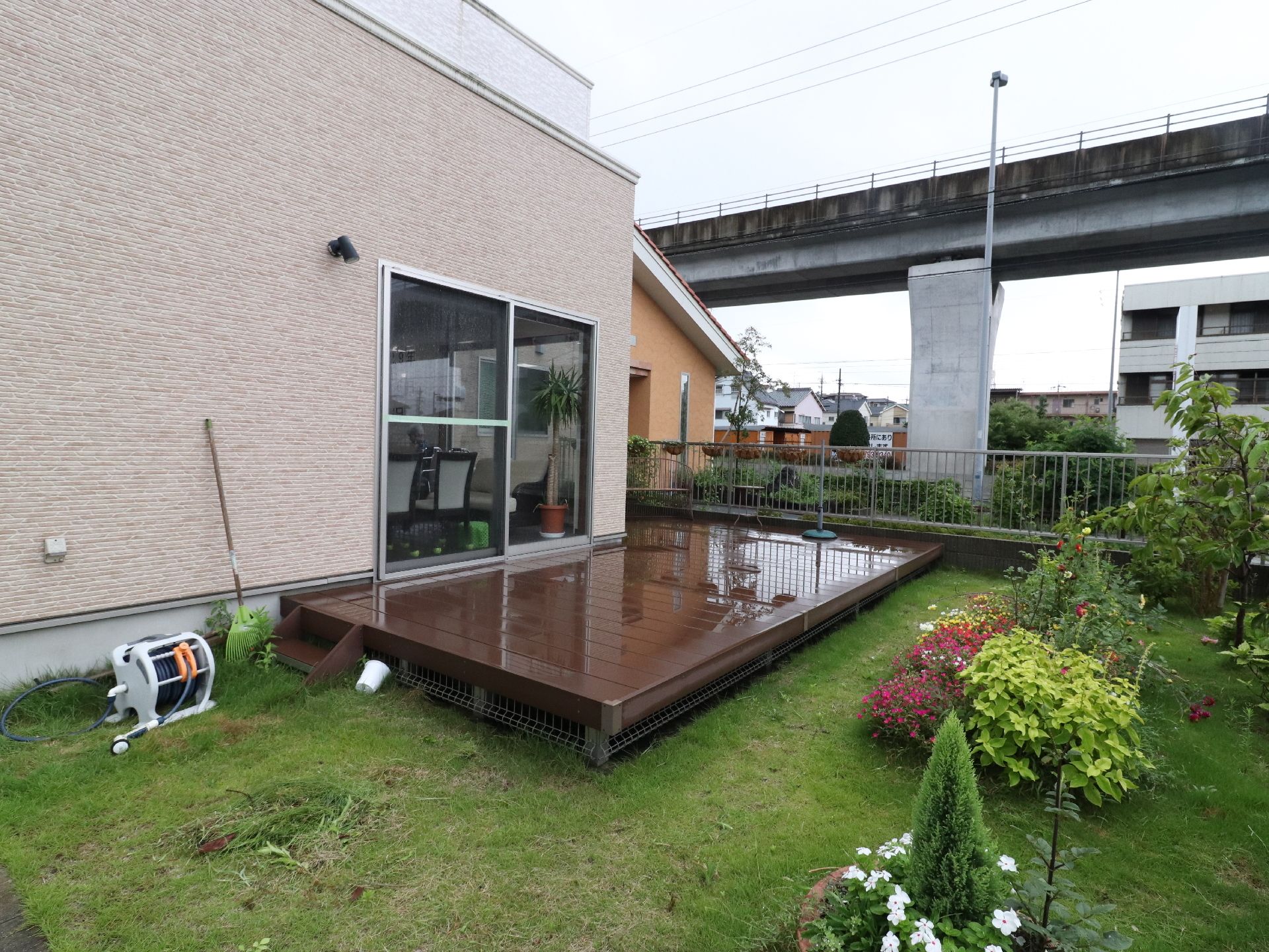 色とりどりの綺麗な花を植えることが出来る広い庭スペース