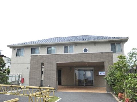 出入口の前は車寄せがるため、送迎車両が進入することができ、入居者様は下車後速やかに施設内に入ることができる。