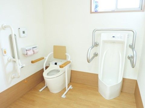 明るいトイレの便器はロータンクがないコンパクトなタイプになっており、トイレの空間をすっきりと見せることができる。