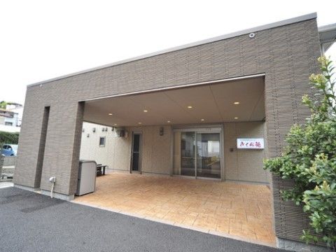 出入口は右側にはインターホンが設置されており、来訪者様が来た際には、まずこちらで施設の対応を受けることになる。