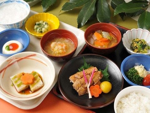 栄養バランスをはじめ彩りにも配慮した食事である。介護度や体調に応じ、噛み合わせに負担のかからないやわらかい調理法のメニューを提供している。