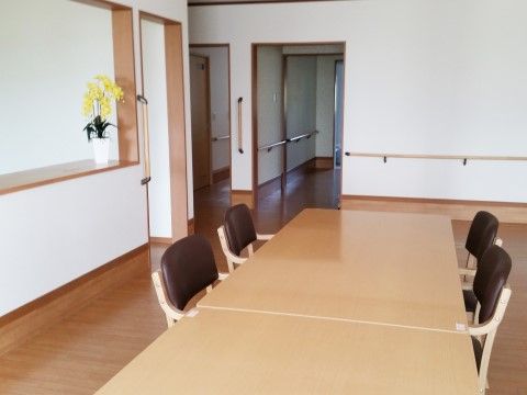気の合う仲間や来訪者様とお話しを楽しむことが出来る休憩机