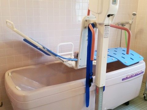 身体を洗う機能や手すりなどが一体となった機能的な入浴設備