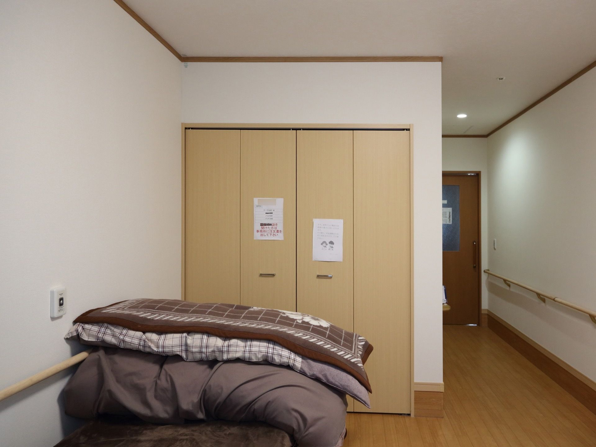 居室には、４枚扉のとても大きなクローゼットが備えついている。大切な物を沢山収納できる。室内の壁には手すりが設置されている。