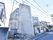 閑静な住宅街にあるコンクリート造りの建物。主要道路に面しているのでエントランス前まで車を寄せて停めることができるので便利。