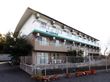 外観は綺麗で新しく、マンションの様な建物である。建物の裏には植木鉢が置いてあり、草木が育てられている。