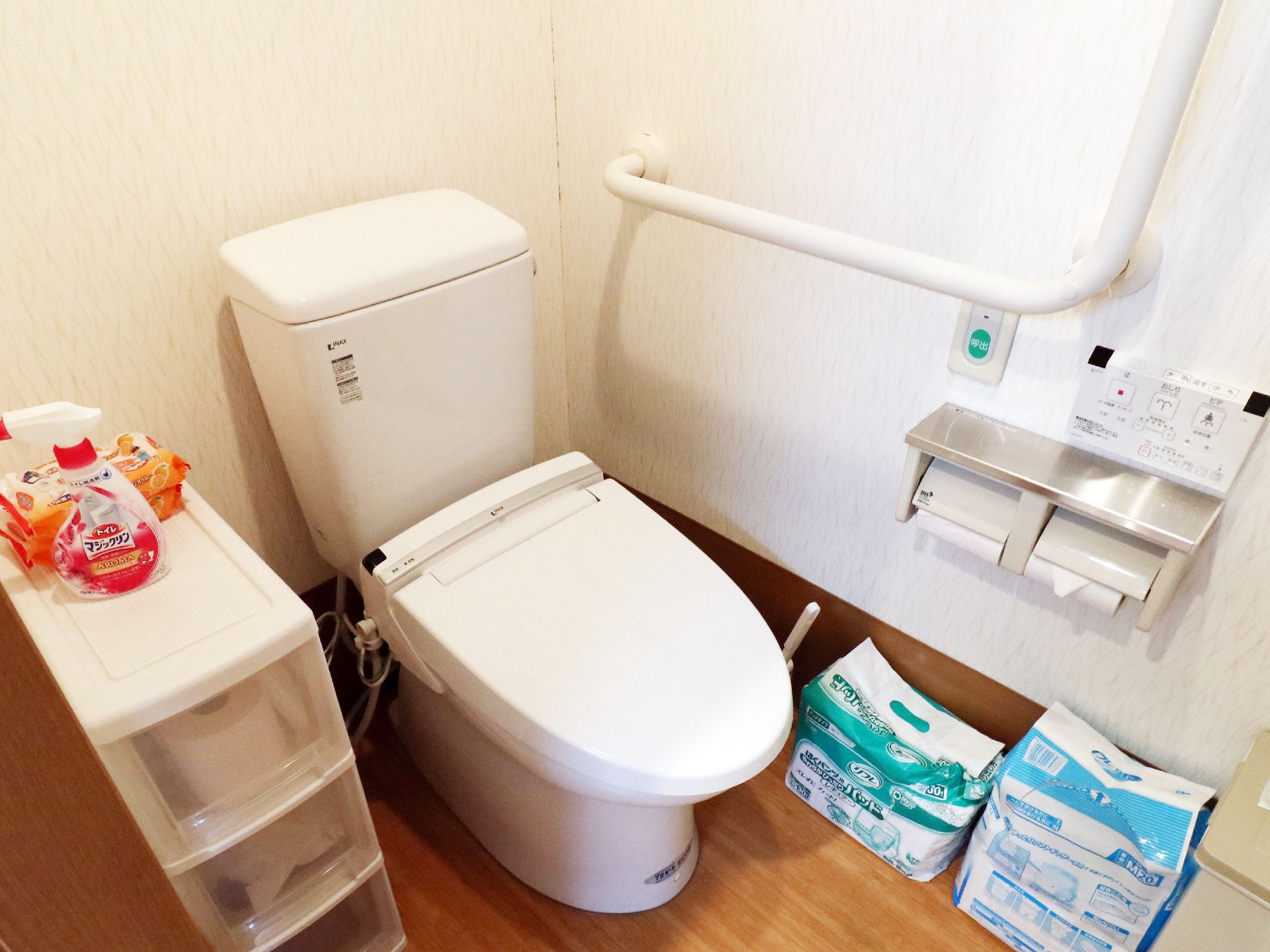 トイレは清潔感があり広々としたスペースを確保している。個室内には手摺、ウォシュレットが完備しており、快適に利用出来る。