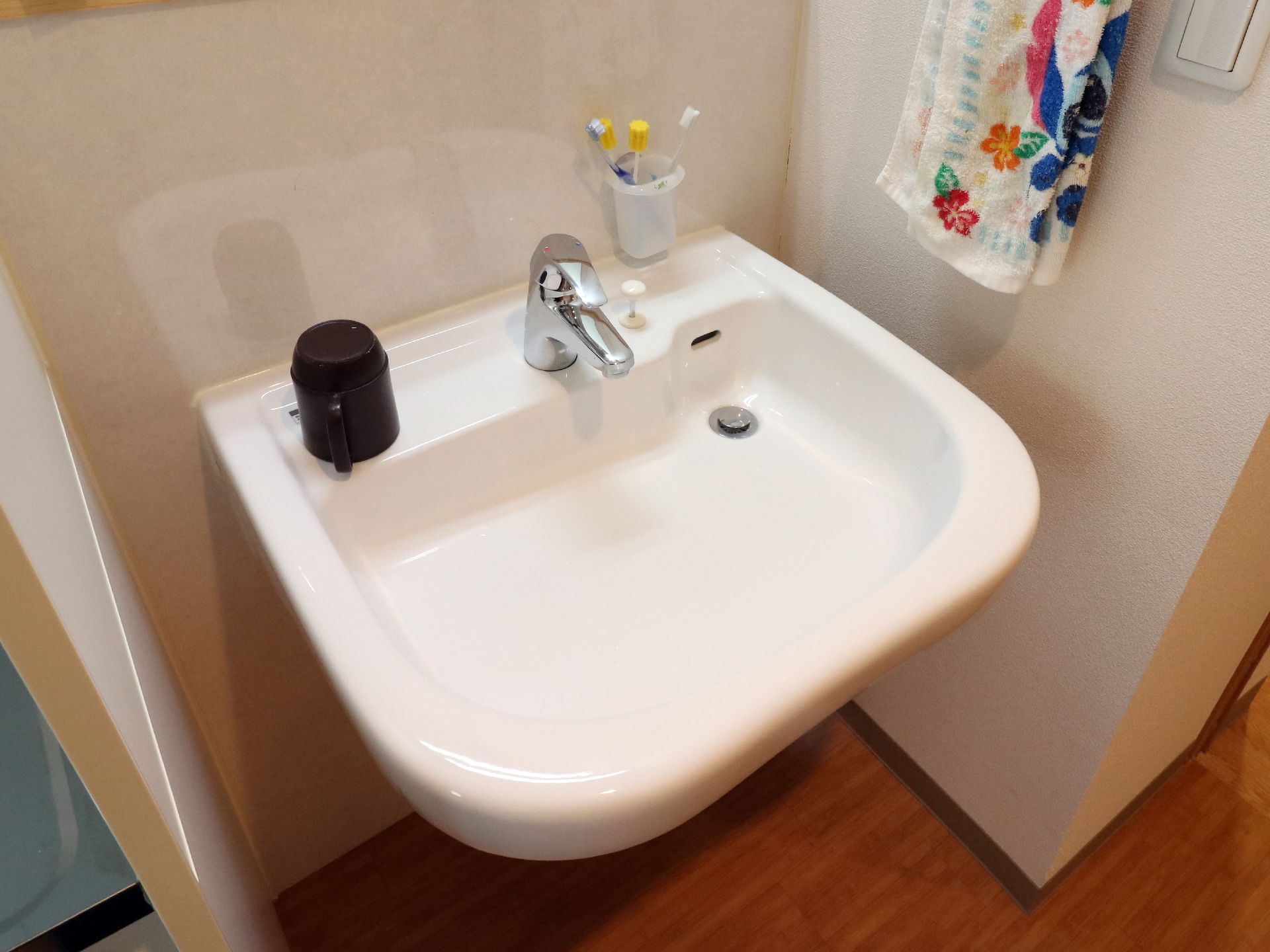 掃除が行き届いた洗面台は清潔な状態に保たれている。コンパクトで使いやすく、入居者は歯を磨いたり手を洗ったり快適に利用出来る。