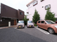 ケアホームの外観と駐車場
