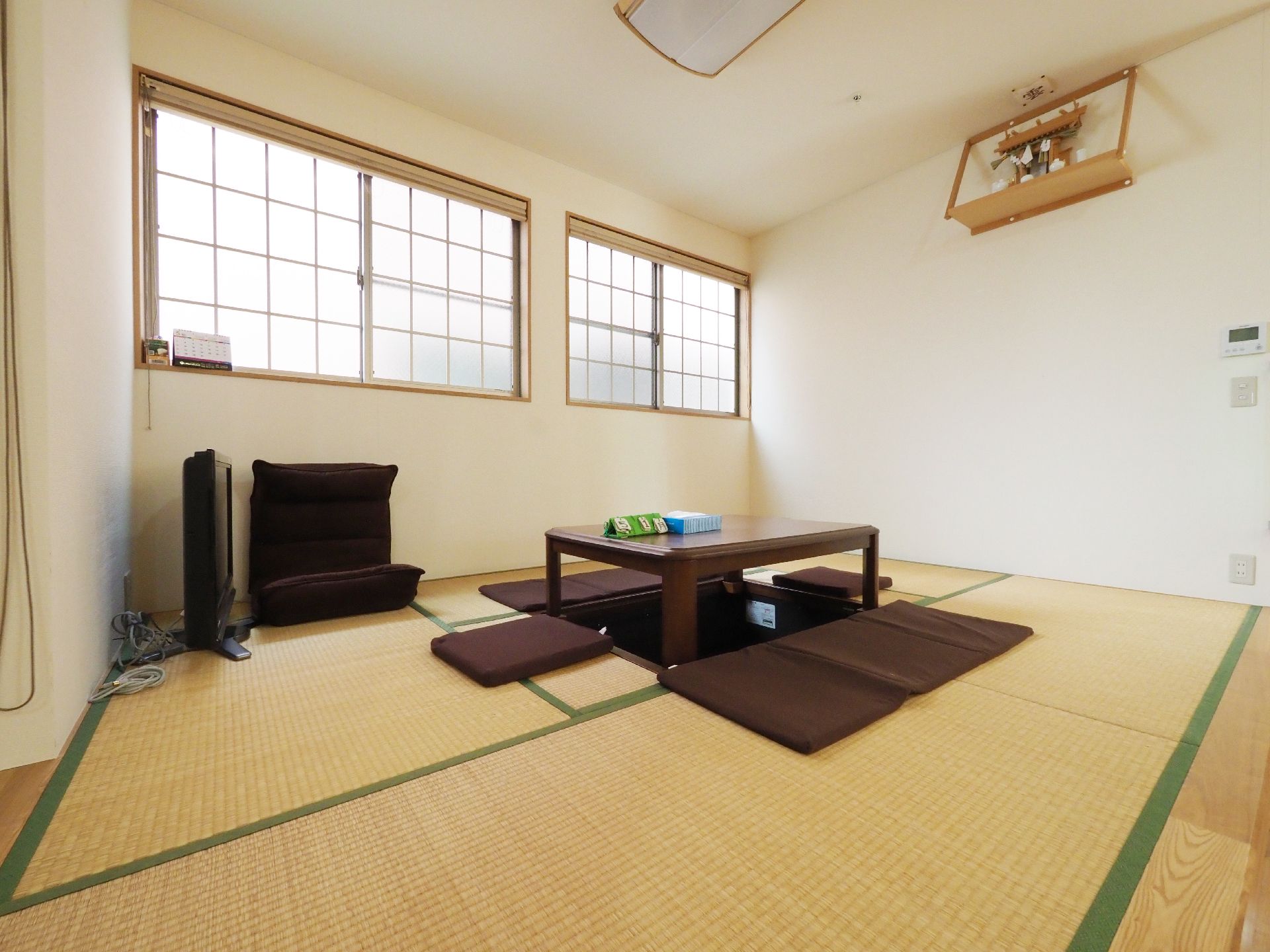 和室は、窓が横に長くて光を室内に取り込めるつくりである。中央に掘りごたつがあり、テレビもあるのでくつろぐことができる。