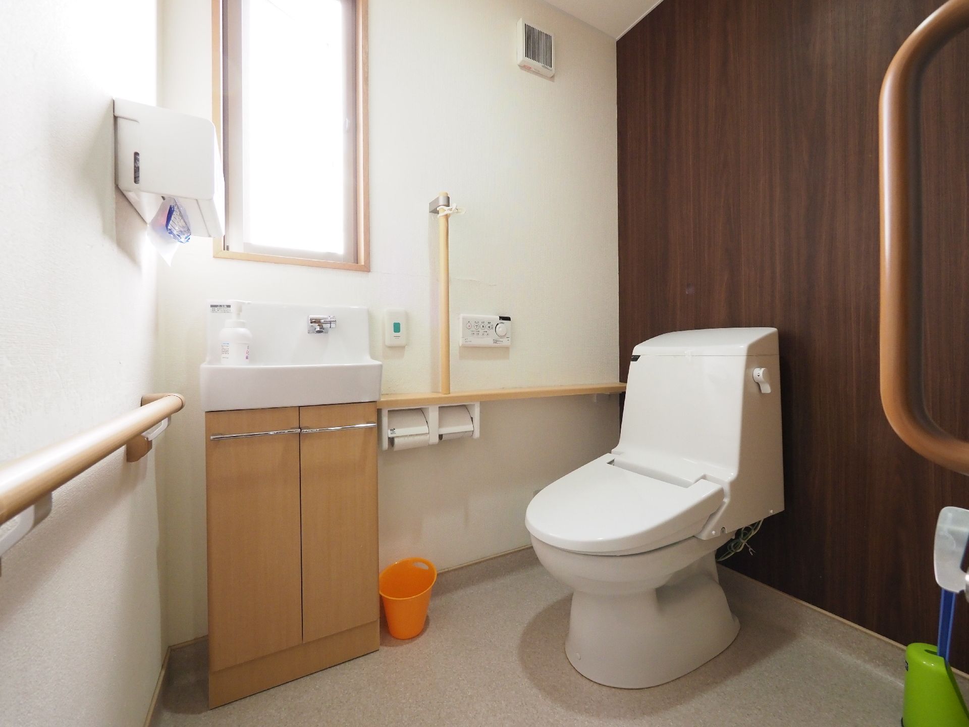 トイレは車椅子でも利用しやすいように、室内が広めに作られている。手すりや呼出ボタンも設置されている。
