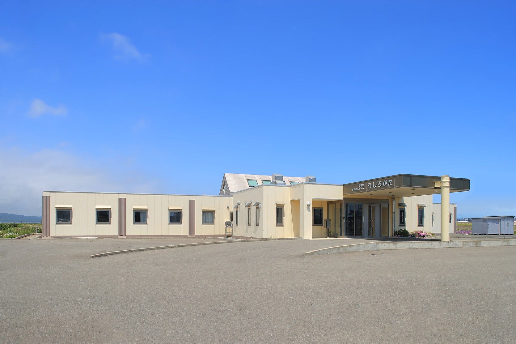 広々とした入口の建物