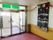 壁には手すりが設置されており、手作りの季節感がある装飾が展示されている。床はえんじ色のフローリングとなっている。