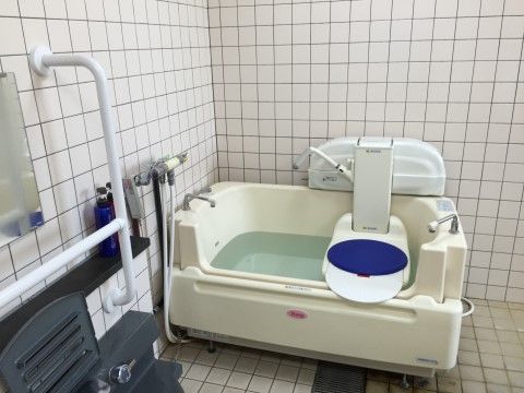 入浴に介護を要する入居者様用の機械浴設備である。スタッフがお手伝いをするので、安心して入浴することができる。