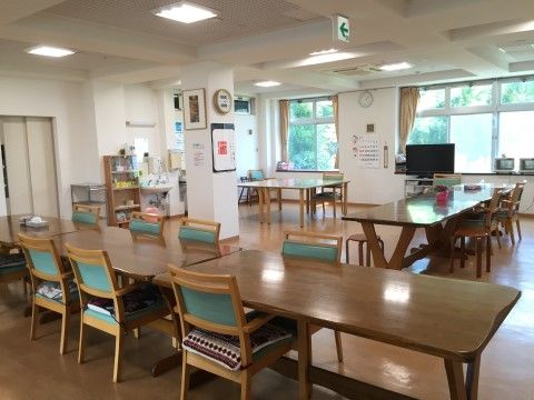 窓から入る陽光で明るい食堂である。木製のテーブルと椅子が落ち着いた雰囲気で、ゆったりと食事を楽しむことができる。