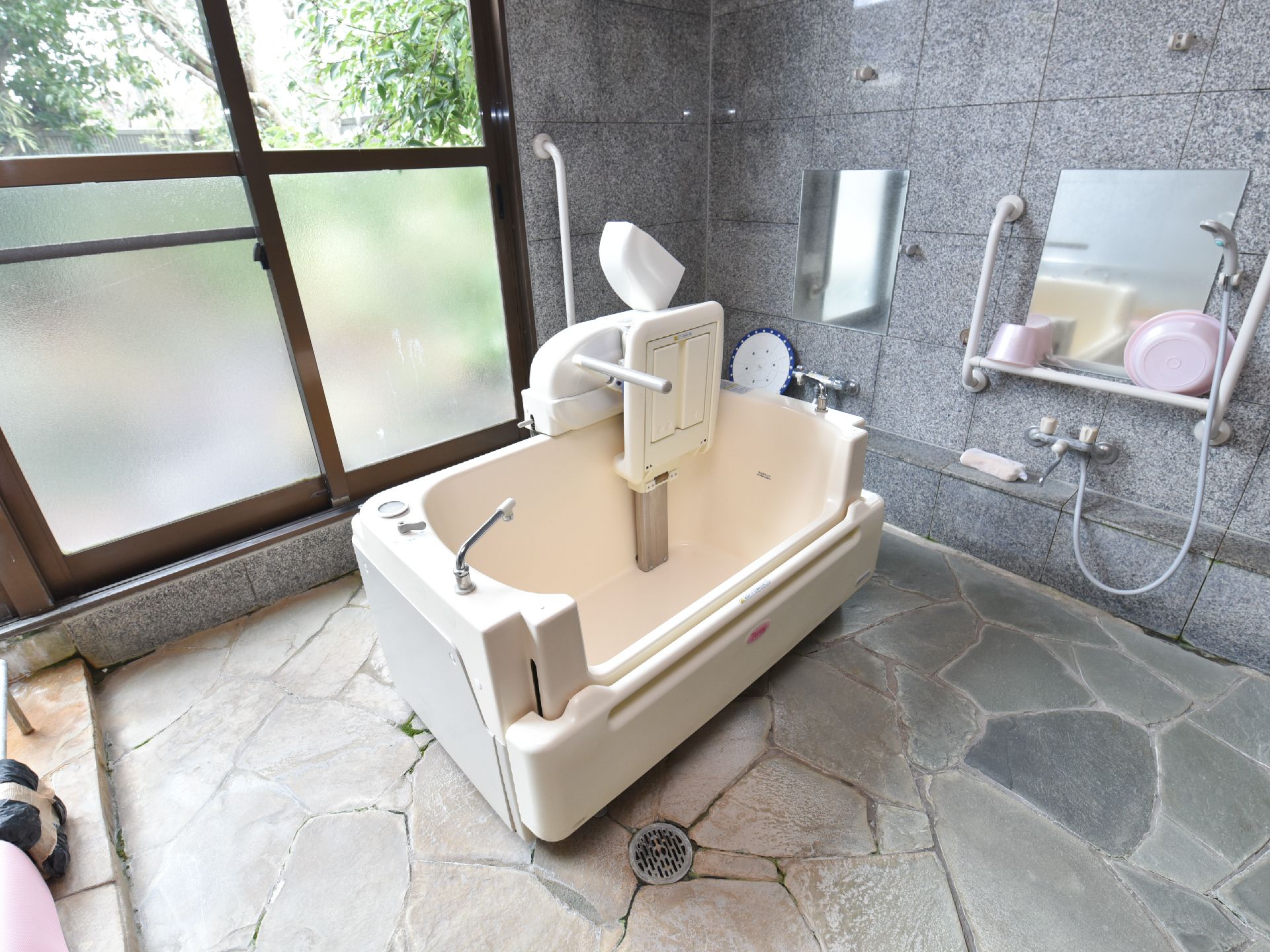 浴室の壁は灰色の御影石貼りである。シックで落ち着いた空間になっており、入居者様はバスタイムを愉しむことができる。