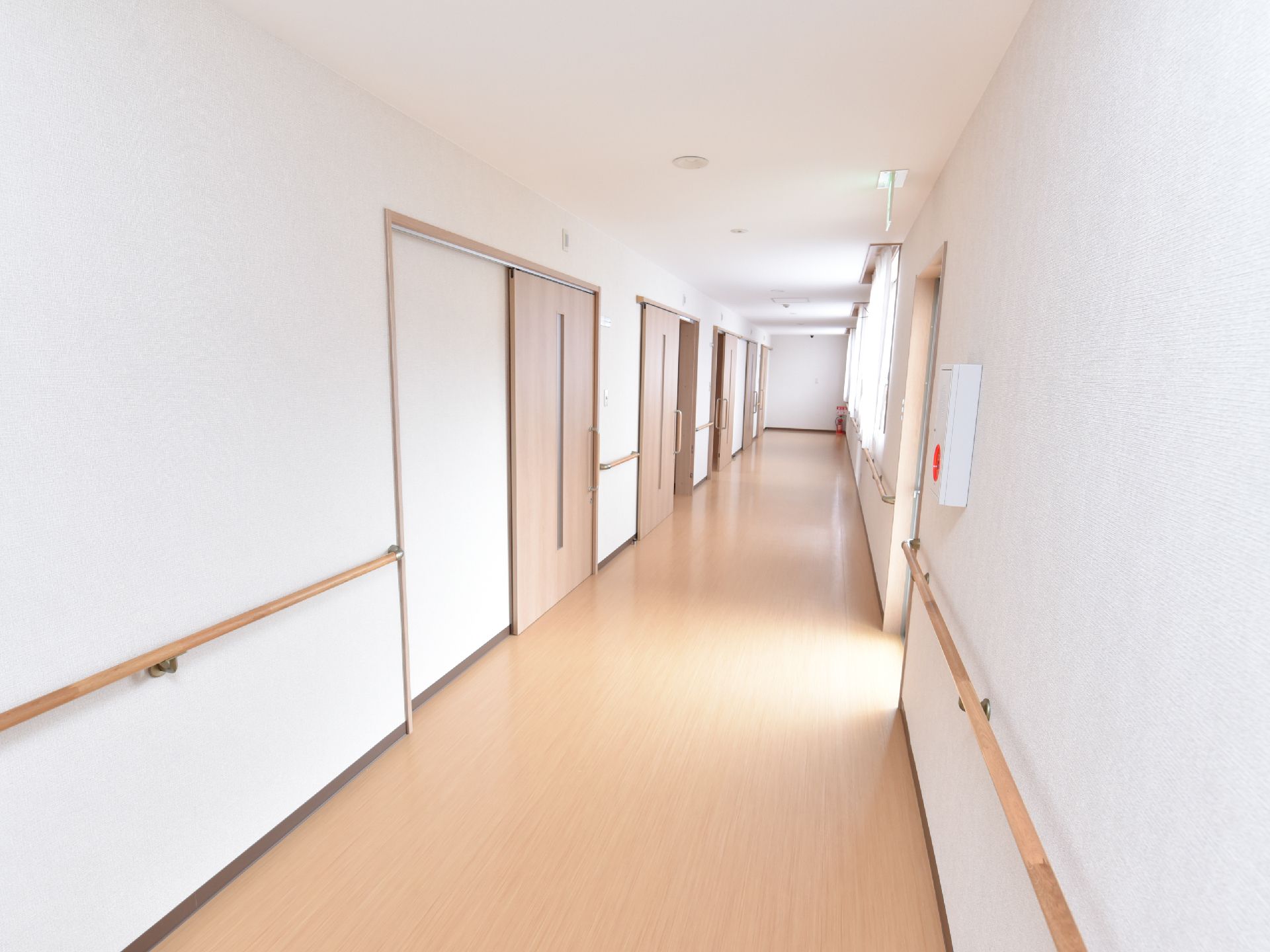 共用廊下の天井にはダウンライトを設置している。淡い光で入居者様の目に優しく落ち着いた空間になっている。