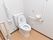 トイレの床にはクッションフロアシートを採用している。水分などがこぼれても速やかに拭き取ることができ衛生的である。