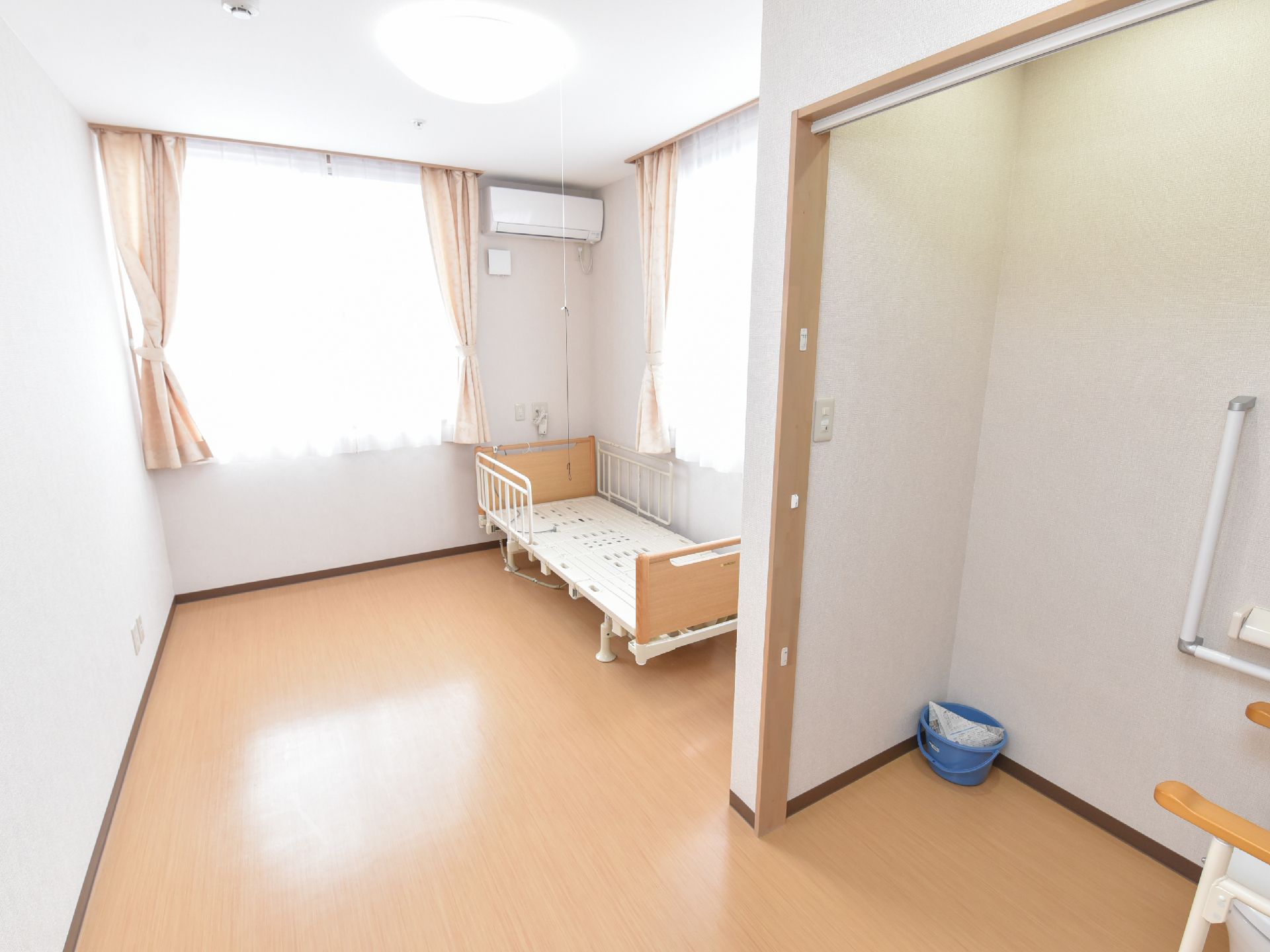 居室にあるトイレの出入り口はアコーディオンカーテンで仕切ることができる。車椅子をご利用の方もアクセスが容易である。