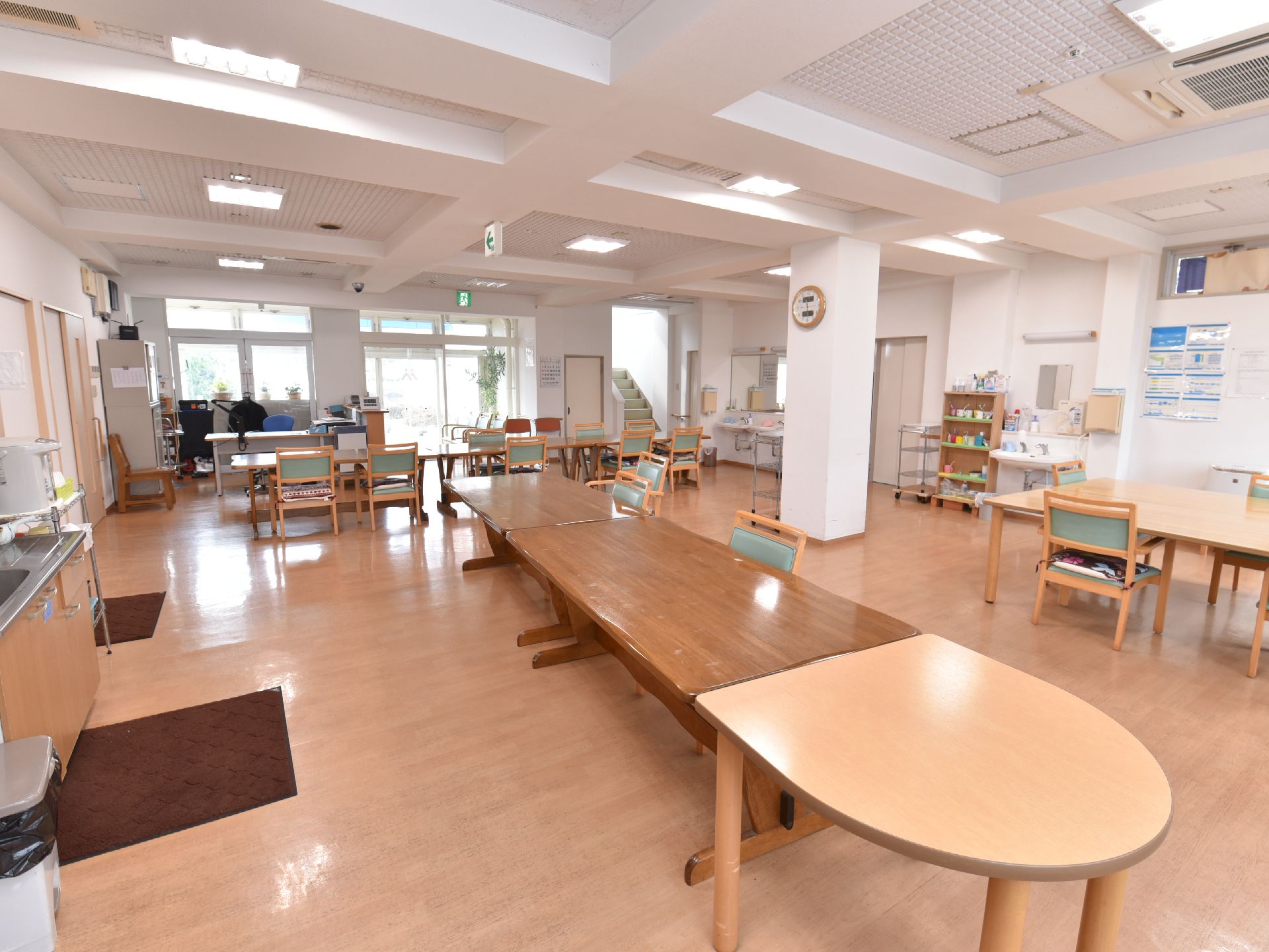 共有スペースの右奥にある洗面台の近くには、歯ブラシやコップ専用の棚がある。入居者様は気軽に取り出して使うことができる。