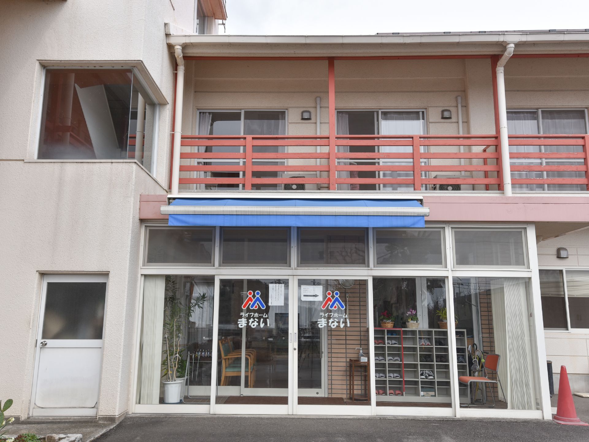 風除室の両側にはレースのカーテンを設置している。レールにより開閉が可能で、明るさに応じて使用することができる。