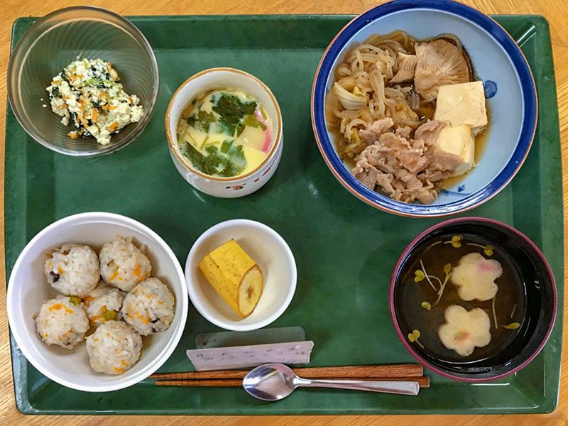 肉豆腐と茶碗蒸し、白和えと炊き込みご飯と吸い物のセット