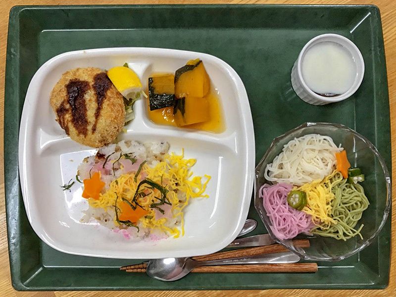コロッケとかぼちゃの煮物、ちらし寿司と三色そうめんのセット