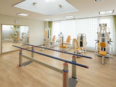 トレーニング機器が多数設置されている鏡のある機能訓練室