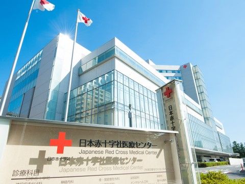 綺麗な総合病院で建物全体がとても大きい。建物の前には送迎レーンがあり、車の乗り降りがしやすいよう配慮されている。