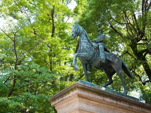 木に溢れた場所の一角に、青銅で馬に跨っている肖像が造られている。高い台の上にあり、多くの人が見ることができる。