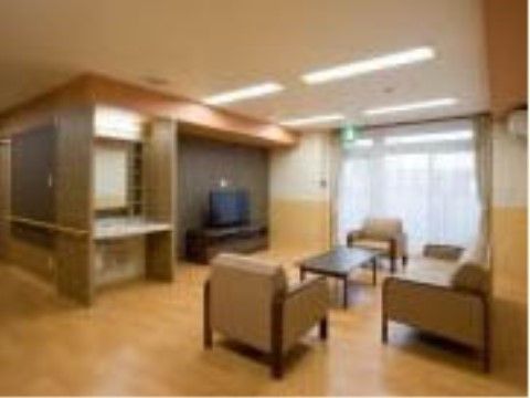 ゆったりとしたスペースにテレビと応接セットを備えたご家族様用の個室