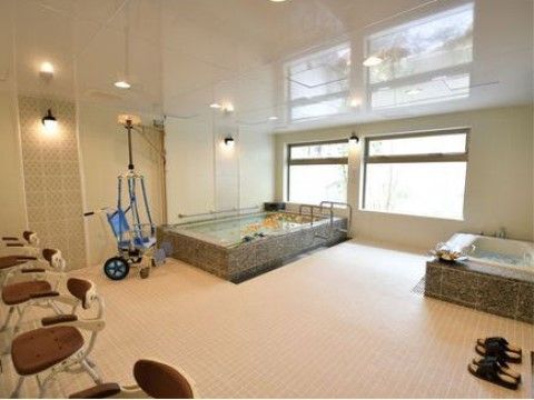 浴室は広々としており、大きな浴槽でゆったりと入浴していただける。大きな窓からは、自然の景色を眺められる。