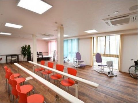 歩行のリハビリや、機能向上の運動が行えるリハビリルームである。入居者様のペースで利用していただける。