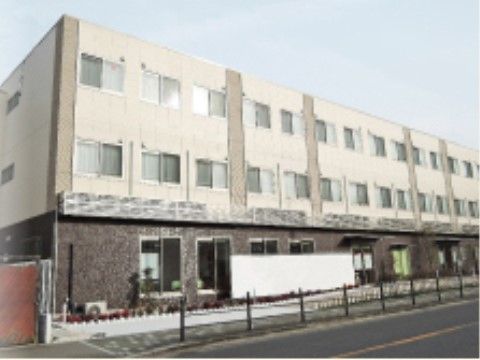 １階はこげ茶、２階と３階は白い外壁を持つ落ち着いた雰囲気の建物である。大きな窓があり、周辺に遮る物がないので採光は十分だ。