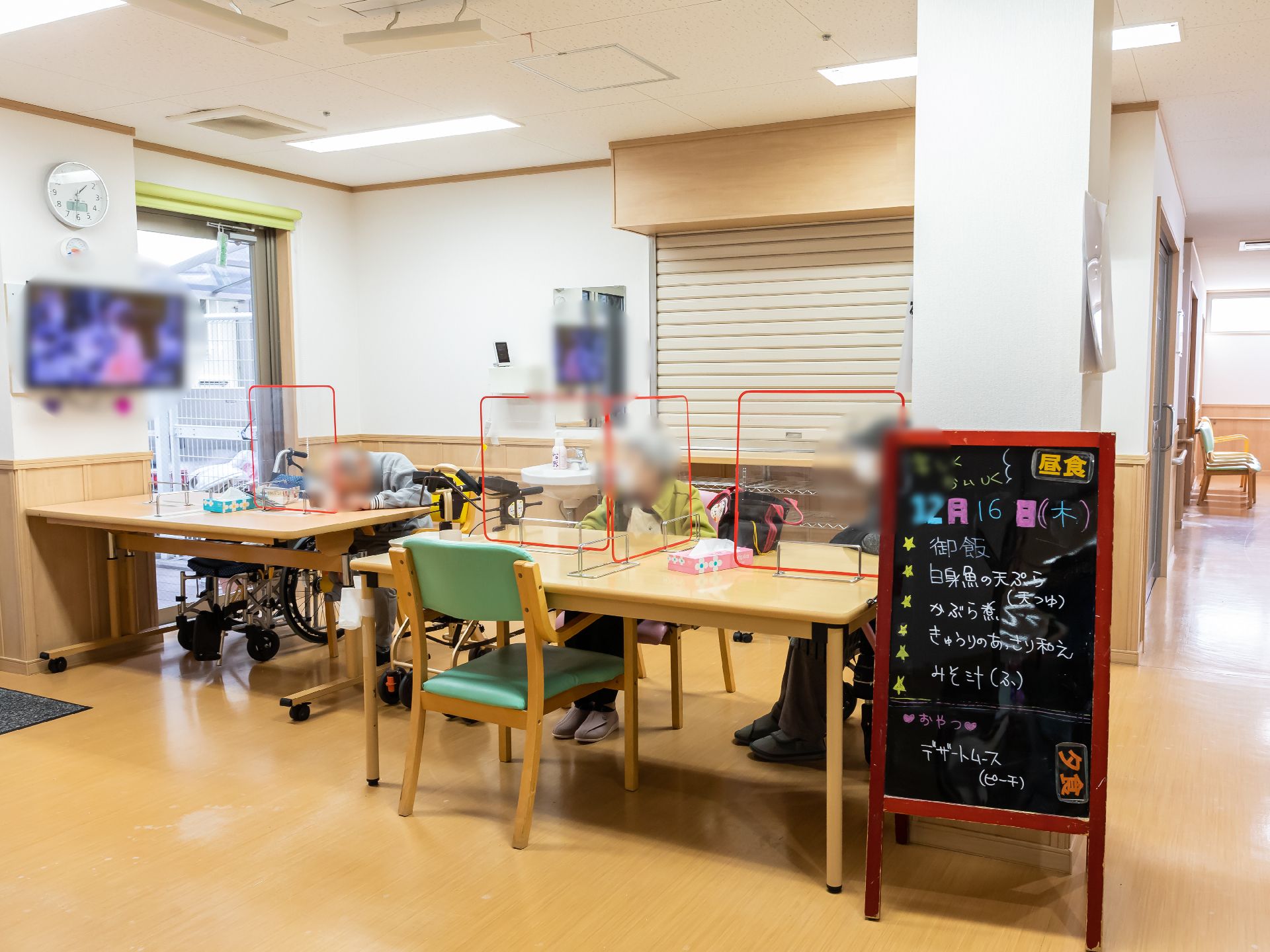 窓が多数設置されて日差しが降り注ぎ、開放感のある共有スペース
