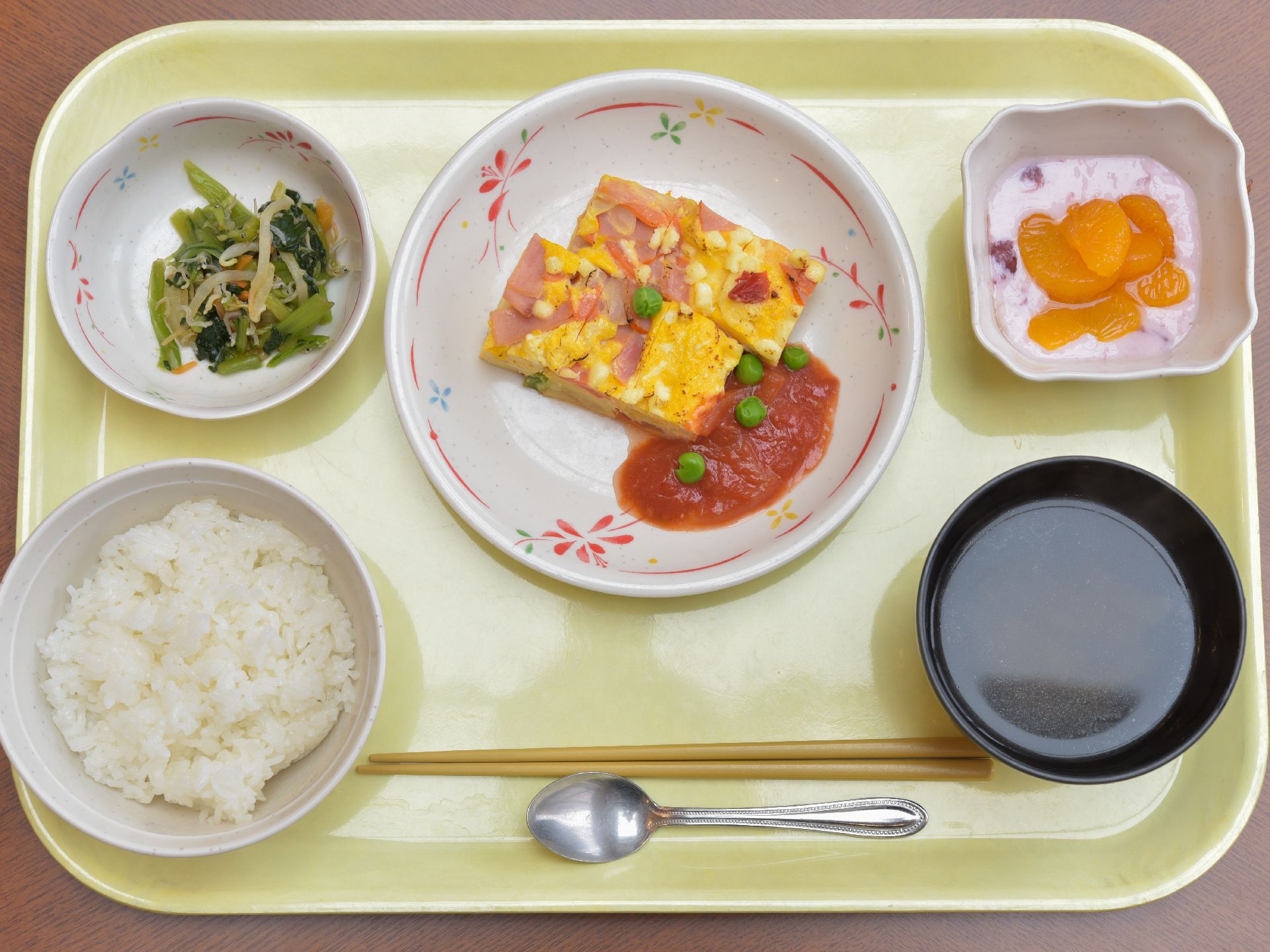 季節に沿った、旬の食材を使った献立・メニューを日々作成しておりますので一年を通してお食事を楽しみながらお召し上がりいただけます。
