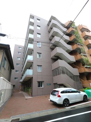 送迎しやすい7階建ての建物