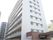 9階建ての建物の外観